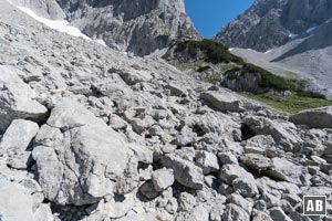 Auf der linken Seite des Kübelkars steigen wir über den begrünten Geländebuckel an