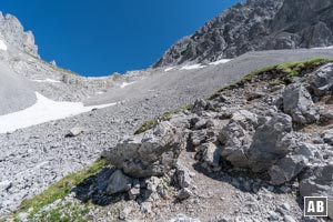 Nach dem grünen Geländebuckel steigen wir im Geröll zu einer Schwelle empor (links der Bildmitte)