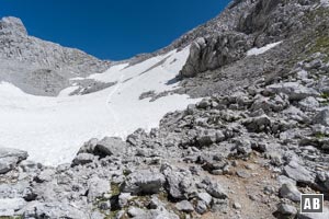 Hinweg über eine (bis in den Frühsommer mit Schnee gefüllten) Mulde