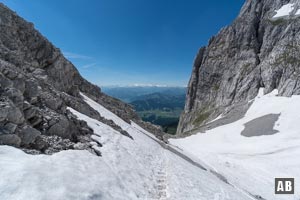 Rückblick: Die Ostflanke der Karlspitzen (rechts) und die Westflanke der Vordere Goinger Halt (links) schnüren das Gelände langsam zu