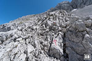 Am Ellmauer Tor rechterhand in Richtung Hintere Goinger Halt anschließen und den üppigen Markierungen folgen