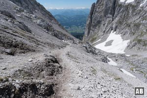 Unangenehm über Gries weiter bergwärts (hier der Rückblick auf die Felsstufe)