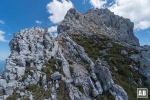 Eine der einfacheren Stellen: Finale Kletterei im I. Grad zum höchsten Punkt