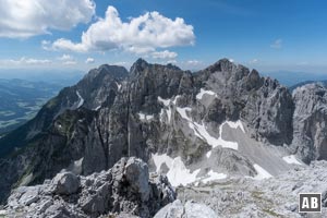 Blick vom Gipfel auf die berühmte Nachbarschaft: Treffauer, Ellmauer Halt, Karlspitzen (von links nach rechts)