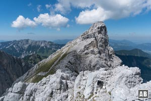 Oberhalb der Rinne befindet sich ein Kasten (unten, rechts der Bildmitte), der normalerweise zur Aufbewahrung eines Gipfelbuches dient. Im Hintergrund die Hintere Goinger Halt.