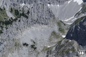 Tiefblick zur Fritz-Pflaum-Hütte (rechts der Bildmitte)