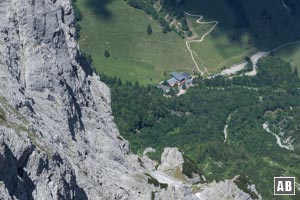 Tiefblick vom Gipfel zur Griesner Alm