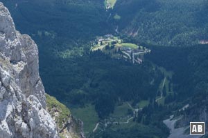 Tiefblick vom Gipfel zu unserem Ausgangspunkt - der Wochenbrunner Alm