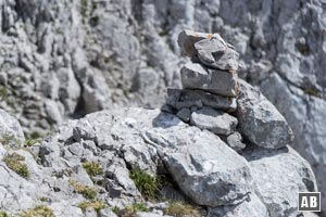 Ab hier müssen wir aufmerksam nach den Steinmännern Ausschau halten. Die Steinmandln geben nur eine grobe Richtung vor, dazwischen müssen wir die leichteste Linie selbst finden.