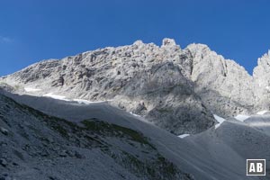 Die Westflanke der Vorderen Goinger Halt - gesehen aus dem Anstieg zum Ellmauer Tor. Von hier aus sieht das Gelände trügerisch harmlos aus.