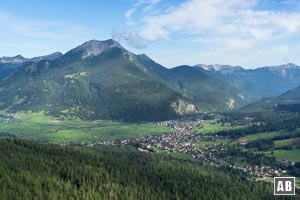 Blick aus dem Hohen Gang auf Ehrwald und das Daniel-Massiv