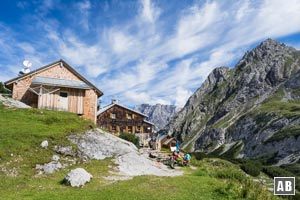 Die stark frequentierte Coburger Hütte mit dem Tajakopf (rechts)