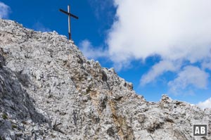 Die bröselige Nordrinne bringt uns zum kreuzgeschmückten Nordgipfel