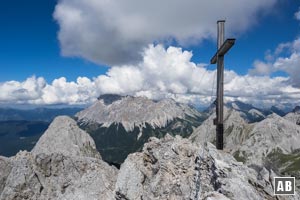 Der Nordgipfel des Wamperten Schrofen mit der Zugspitze im Hintergrund