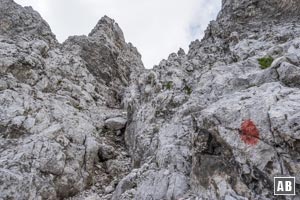 Über die bröselige Nordrinne gelangt man zum Gipfelkreuz