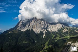 Blick von der Hochebene auf die Südseite des Zugspitz-Massivs