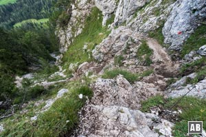 Tiefblick aus dem Hohen Gang zum Einstieg in den steilen Steig