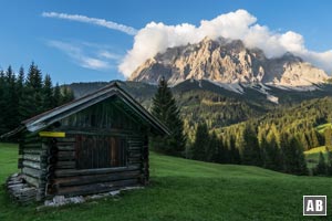 Die Wiese mit den Scheunen die bereits kurz nach Start in Ehrwald erreicht wird