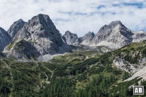 Der Vordere Drachenkopf (links) und der Wamperte Schrofen mit der Aufstiegsflanke (rechts)