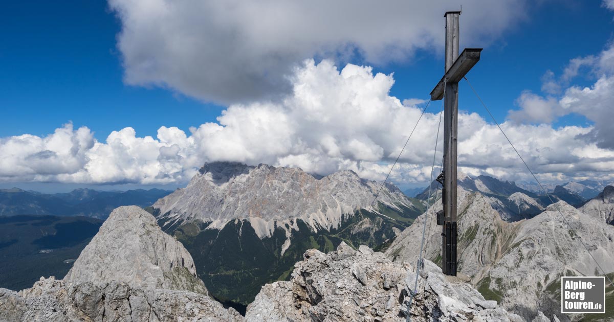 Der Gipfel des Wamperten Schrofen mit der Zugspitze im Hintergrund