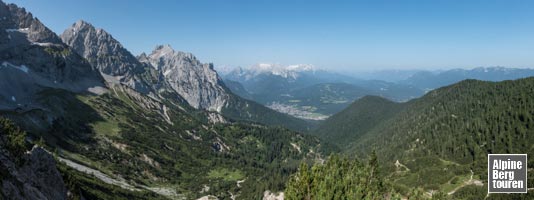 Rückblick aus dem Anstieg zum Wörnersattel auf Mittenwald und das Wettersteingebirge