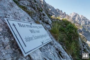 Das Hinweisschild markiert den Einstieg in die Gipfelroute