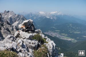 Blick aus der Flanke auf Mittenwald und das Wettersteingebirge