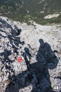 Oberhalb einer steilen Felsrinne die vorher durchstiegen wird