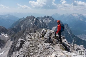 Der Autor am Gipfel. Rechts angeschnitten: Mittenwald und das Wettersteingebirge.