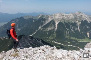 Blick aus der Gipfelflanke auf die Soierngruppe