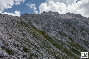 Nach dem ersten Einsatz der Hände folgt Gehgelände extremer Ausprägung. Der Weg verläuft auf der linken Seite in Gratnähe bis zum Ansatz der Felsen. Dort folgt dann die lange Querung nach rechts in die Westflanke zum finalen Felsaufschwung.