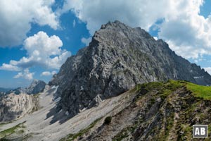 Die vom Wörnersattel mächtig aufragende Gipfelflanke des Wörner