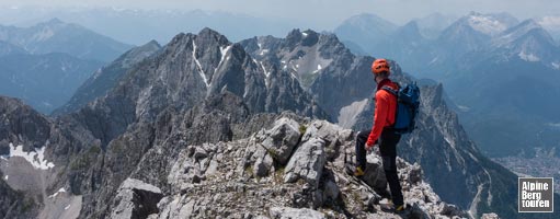 Blick vom Gipfel auf die Tiefkarspitze und zur Westlichen Karwendelspitze.