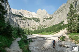 Blick von der Höllentalangerhütte in den Kessel des Höllentals. Der Gipfel der Zugspitze versteckt sich hinter den Riffelspitzen.