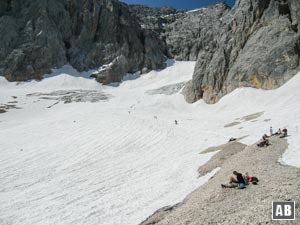 Ankunft am Höllentalferner: Je nach Bedingungen werden Grödel, oder noch besser Steigeisen, benötigt