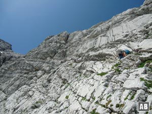 Eine durchgehende Drahtseilsicherung leitet uns durch die steile Riffelwand