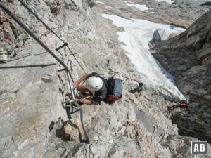 Gesicherter Abstieg vom Gipfel zum verbauten Gipfelplateau