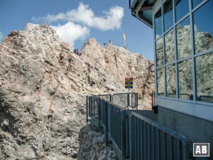 Blick vom Gipfelplateau auf den Gipfelfelsen