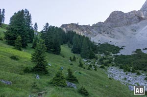 Zunächst über Wiesen anschließend in Geröll steigen wir steil zur Ruine der ehemaligen Bergbahn-Mittelstation auf