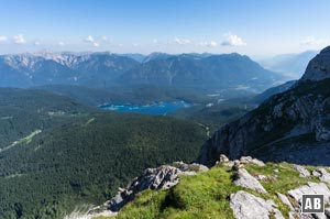 Aussicht vom Schneekar auf den Eibsee mit dem Ammergebirge im Hintergrund