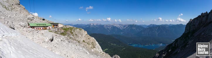 Panoramaaufnahme der Wiener-Neustädter-Hütte mit Eibsee und Ammergebirge