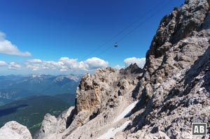 Die Seilbahn rauscht im ständigen auf und ab über unsere Köpfe hinweg