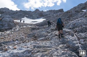 Im oberen Bereich der Nordwestflanke muss bis in den Sommer hinein mit Altschneefeldern gerechnet werden