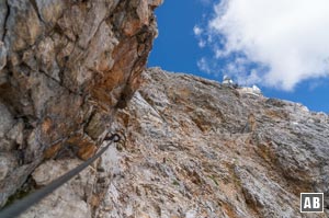 Zuletzt geht es auf dem gesicherten Steig der vom Zugspitzplatt heraufzieht zum Gipfelplateau