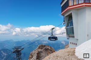 Die Bergstation der Seilbahn wird auf der rechten Seite umgangen