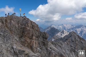 Der Gipfel der Zugspitze mit dem Jubiläumsgrat im Hintergrund