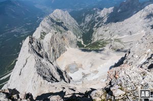 Blick vom Gipfel auf den Waxensteinkamm und ins Höllental