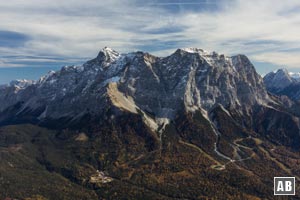 Westansicht der Zugspitze mit der Aufstiegsroute über den Stopselzieher