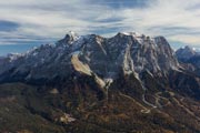 Westansicht der Zugspitze mit der Aufstiegsroute über den Stopselzieher