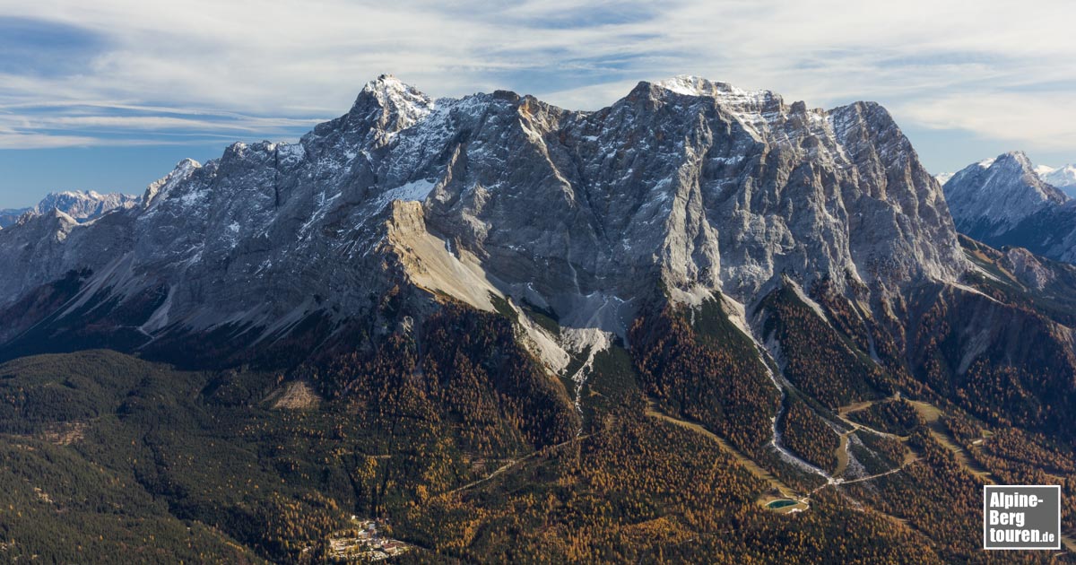 Westansicht der Zugspitze mit der Aufstiegsroute über den Stopselzieher